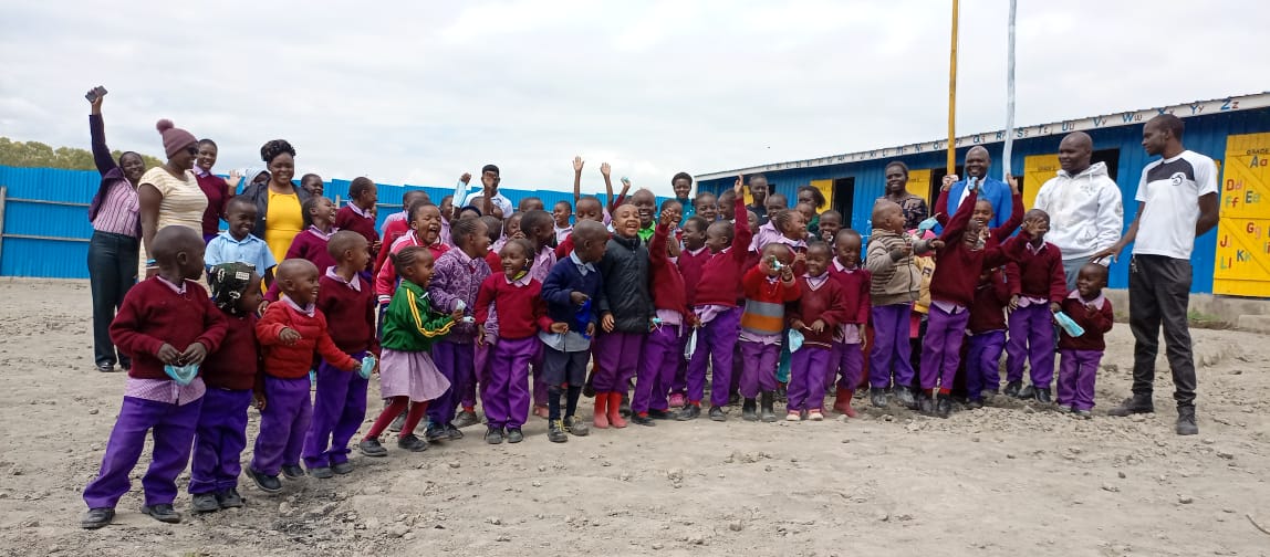 Ein Gruppenfoto von Schülerinnen und Schülern einer Schule in Kenia