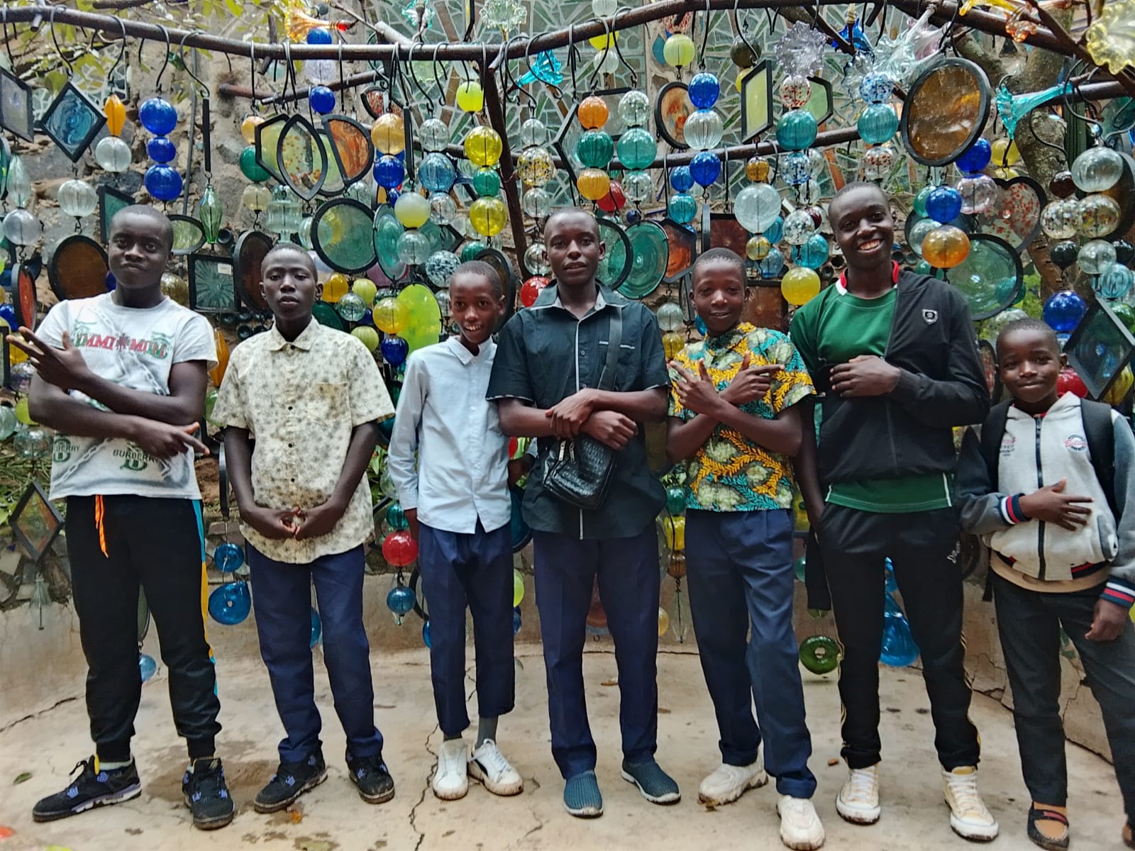 nyendo Jungs in der Kitengela-Glass-Ausstellung